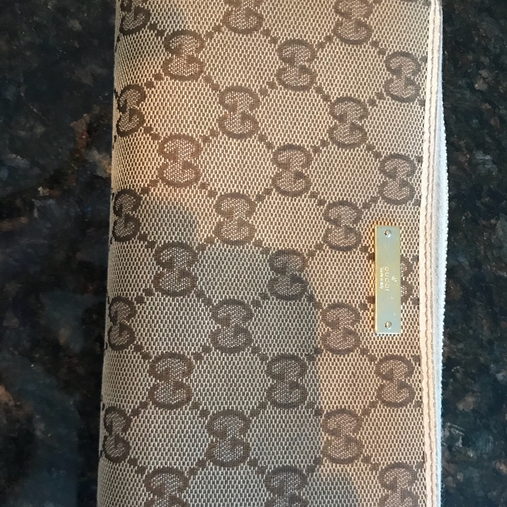 Gucci zip around wallet